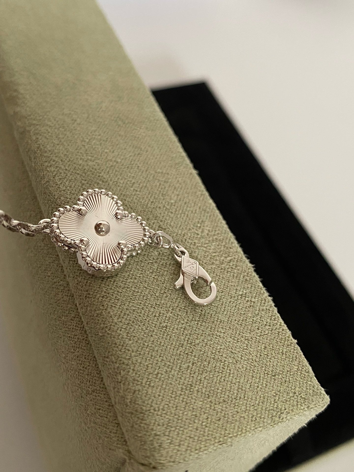 Clover V bracelet