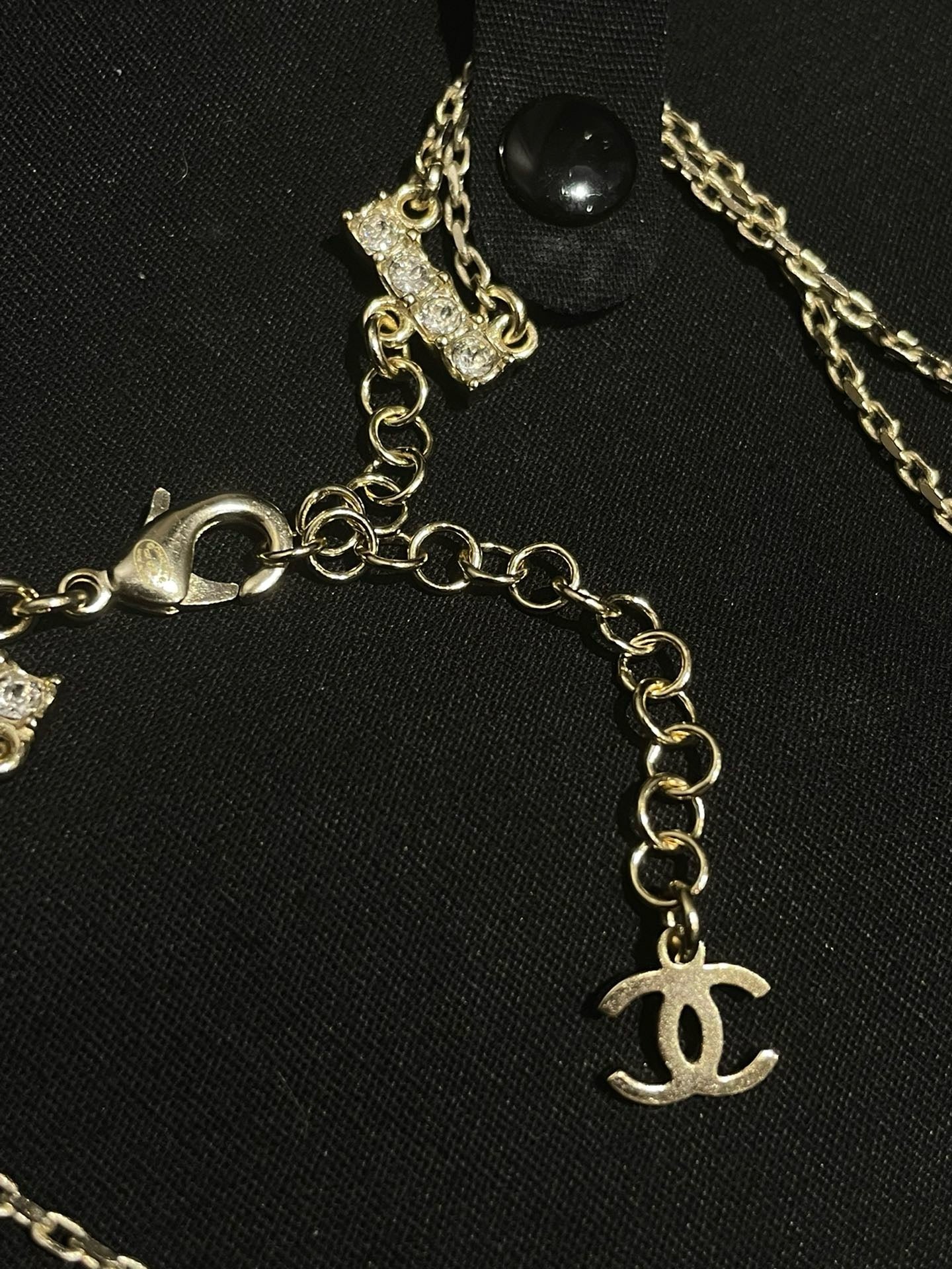 CC logo choker