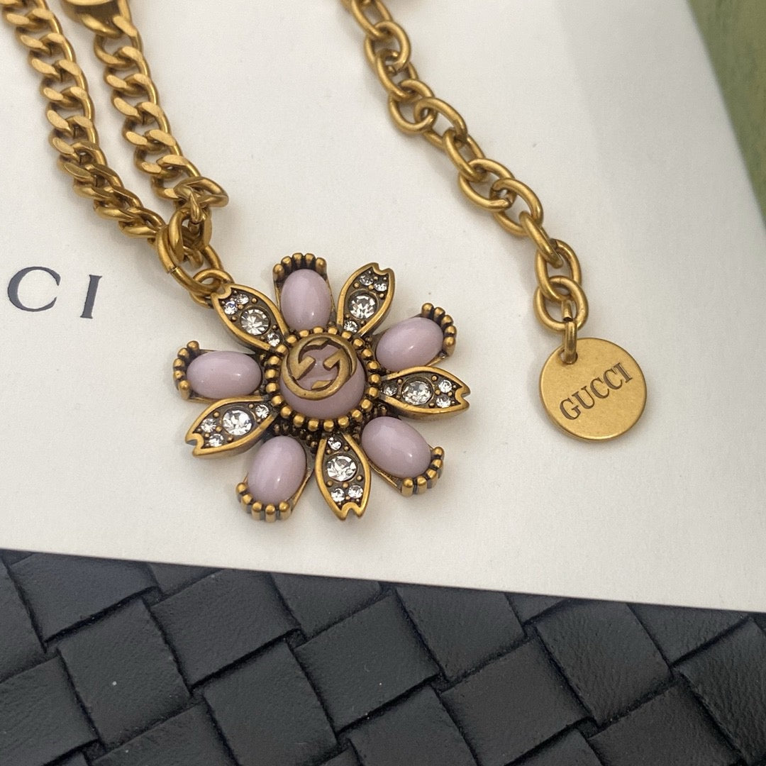 GG daisy necklace