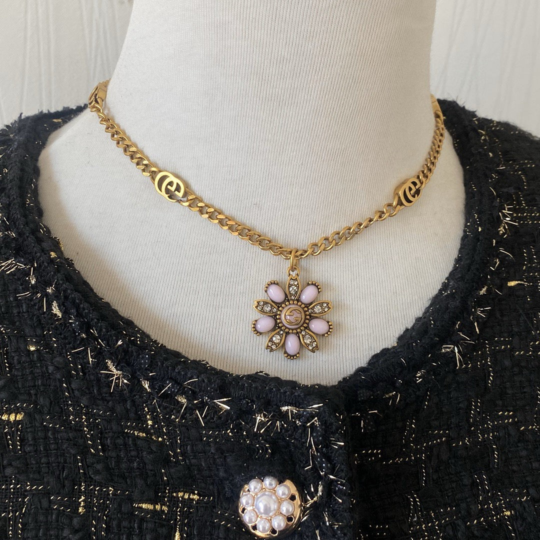 GG daisy necklace