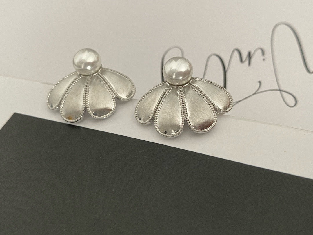 Sophie shell earrings