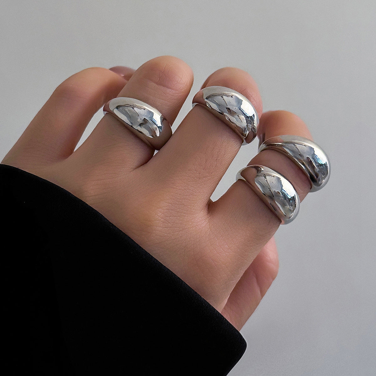 Conjunto de anillos de metal brillante