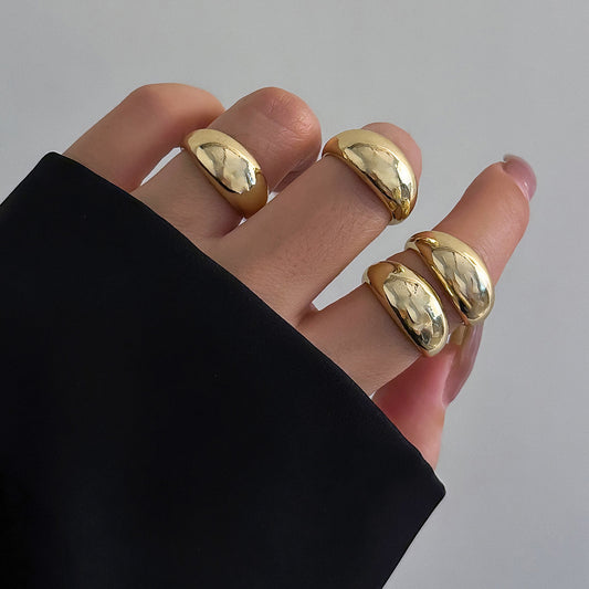 Conjunto de anillos de metal brillante